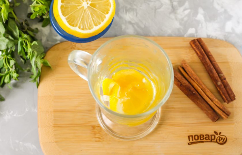 1. Этап. Тодди: В высокий айриш-бокал или в чашку выложите два ломтика лимона, из еще двух выжмите сок. Добавьте цветочный мёд по вкусу. Его можно заменить сахарным песком, если у вас аллергия на такой подсластитель.