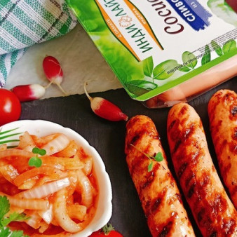 Сосиски с маринованными яйцами и луком