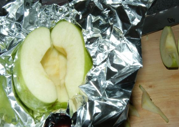 1. Этап. Запеченные яблоки с корицей: Соберите дольки яблока в фольге.