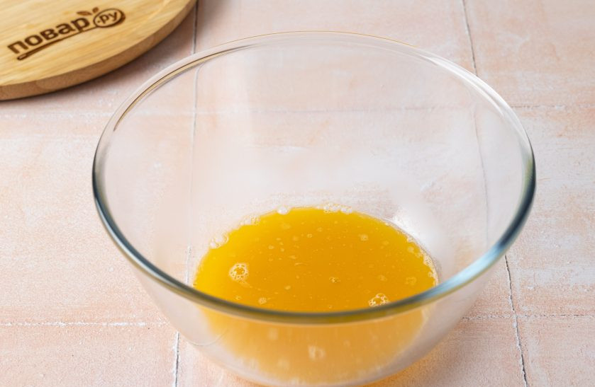 1. Этап. Печенье без яиц: Растопите сливочное масло до жидкого состояния.