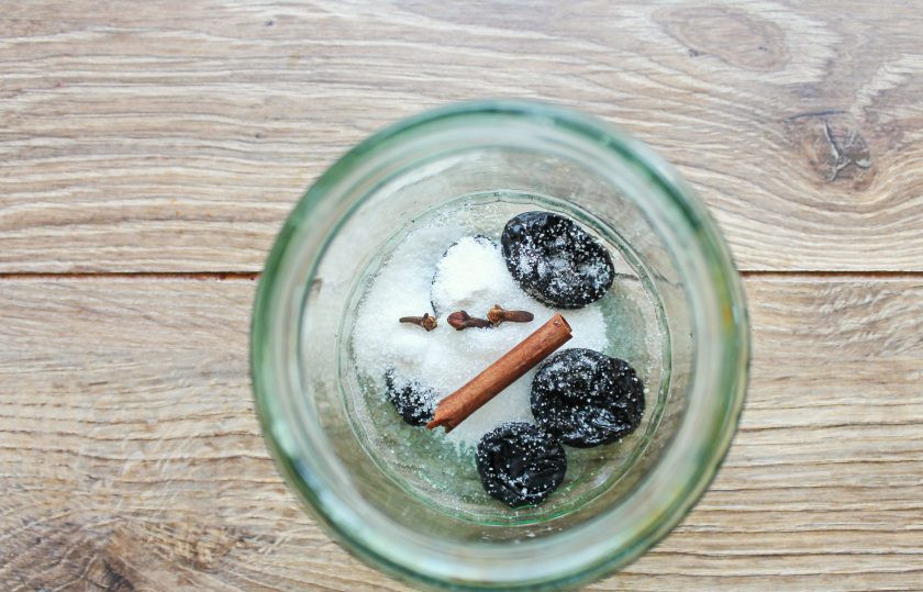 1. Этап. Коньяк из водки в домашних условиях: Добавьте к черносливу сахар, палочку корицы, ванилин и гвоздику.