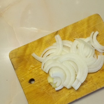 1. Этап. Минтай, запеченный в духовке: Лук очистить и нарезать полукольцами.