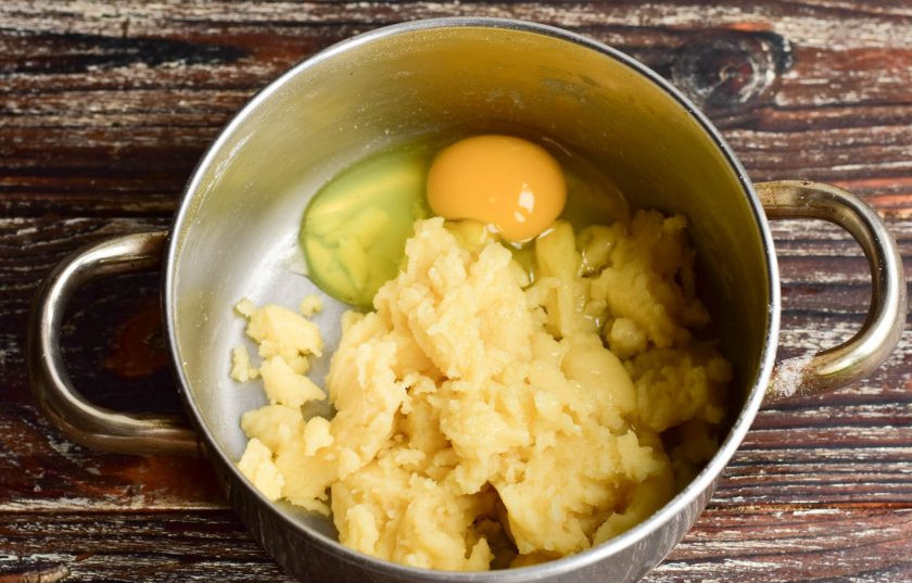 1. Этап. Профитроли с банановым кремом: Вбейте по одному яйца. Хорошо перемешайте тесто.