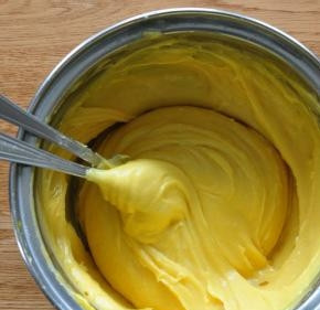 1. Этап. Заварные пышечки: 3. Остужаем слегка тесто и вводим в него по одному яйцу и перемешиваем венчиком.