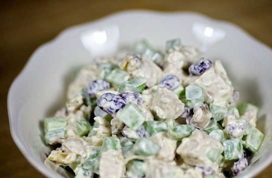 1. Этап. Праздничный ужин на день рождения: 5. Салатик предлагаю сделать с отварным куриным филе, стеблем сельдерея, орешками и сушеной клюквой. По вкусу заправьте майонезом.