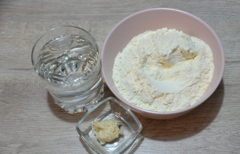 1. Этап. Хлеб Докторский: Для приготовления опары возьмите 205 грамм воды, 205 грамм пшеничной муки и 5 грамм закваски.