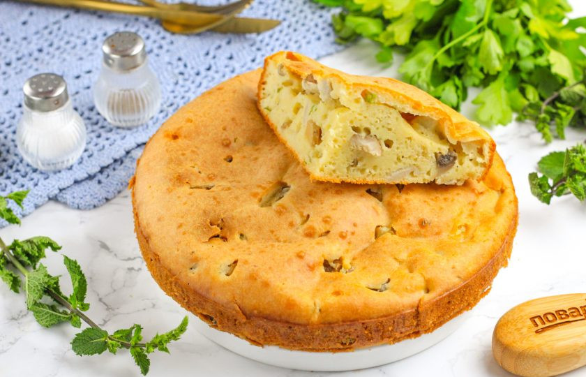 1. Этап. Пирог с солеными грибами: Нарежьте пирог на порционные кусочки и подайте к столу теплым или холодным. Приятного вам аппетита!