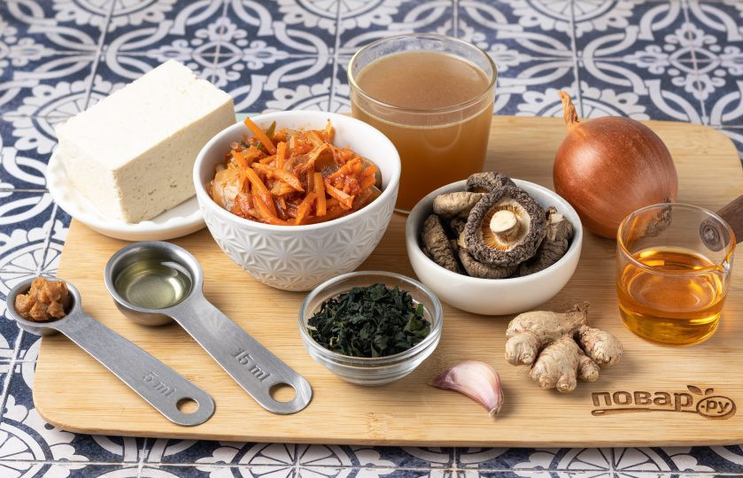 1. Этап. Морская капуста сушеная с кимчи: Подготовьте все ингредиенты.