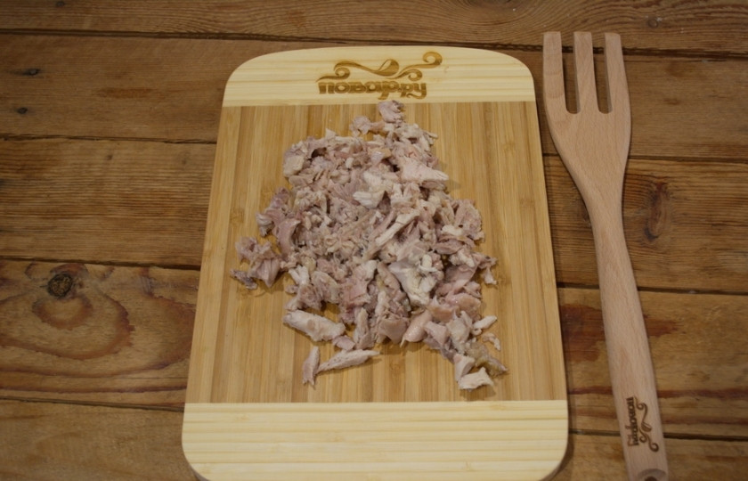 1. Этап. Холодец из индейки: 3. Вариться мясо для холодца с индейкой будет около 50 минут. В процессе варки отберите один половник бульона, остудите его в отдельной емкости. Само мясо (уже готовое) извлеките из бульона и разберите, отделив от кости и нарезав мякоть на мелкие кусочки.