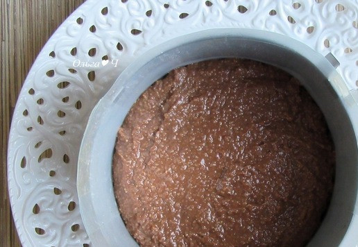 1. Этап. Торт Трио Браволли: Выложите крем на корж, разровняйте. Накройте средним коржом, слегка прижмите.