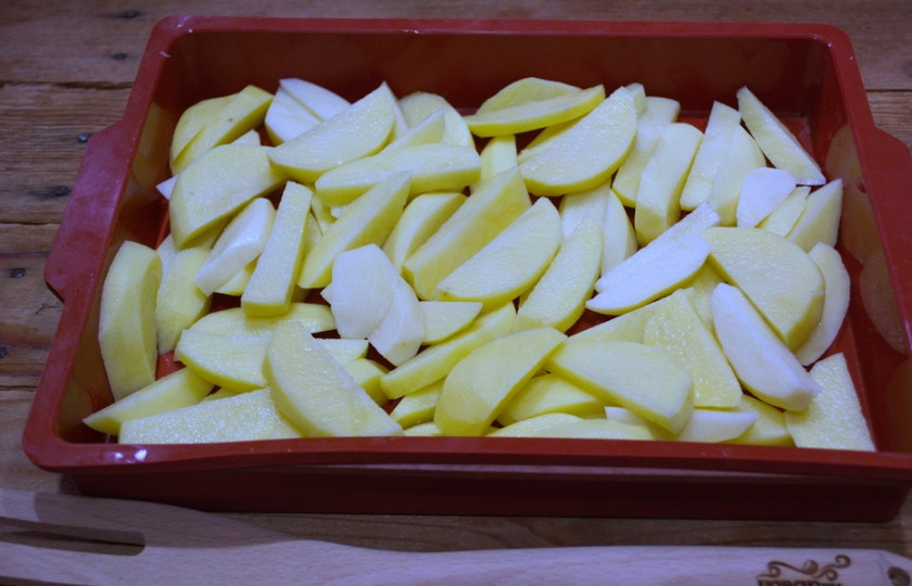 1. Этап. Мясо по-французски в духовке с картошкой: Картофель сперва необходимо очистить. Нарезаем его небольшими ломтиками и помещаем в форму для запекания. У меня вот такая силиконовая форма.