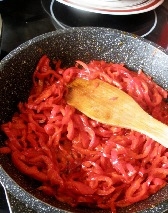 1. Этап. Острая пепероната: Разогрейте оливковое масло, не раскаляйте. Выложите перец и тушите, помешивая, пока он слегка не размягчится.