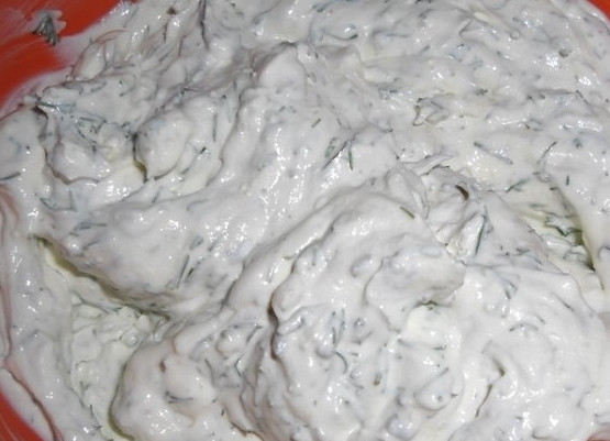 1. Этап. Лаваш с творогом и чесноком: 5. Добавляем укроп к творогу и тщательно перемешиваем. Наша начинка готова!