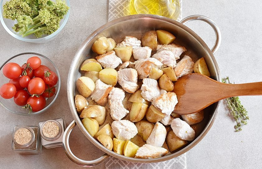 1. Этап. Индейка с овощами на сковороде: Добавьте нарезанную кубиками индейку и жарьте до подрумянивания и полного побеления мяса.