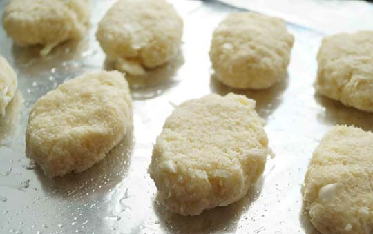 1. Этап. Котлеты капустные диетические: 4. Противень застелите пергаментом или фольгой. Можно капнуть и распределить по всей поверхности (с помощью кисточки) немного масла. Выложите на противень и отправьте котлетки в духовку минут на 20.