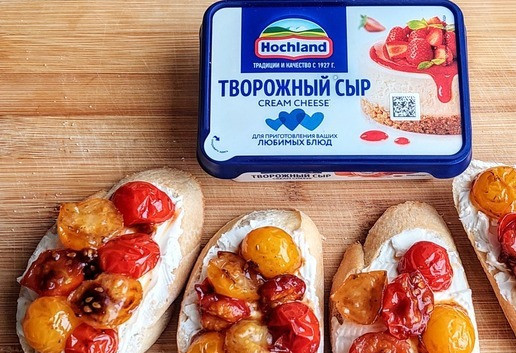 1. Этап. Брускетта с карамелизированными помидорами черри: Поверх сыра разложить помидорки.