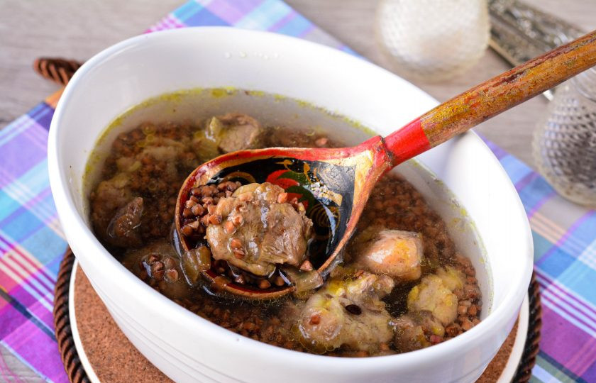 1. Этап. Гречка с мясом «Роскошная»: Влейте воду, немного посолите и поставьте кашу запекаться в духовку на 40 минут при температуре 180-190 градусов.