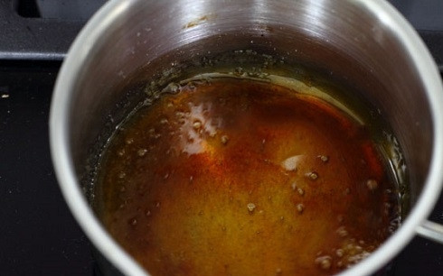 1. Этап. Салат с ветчиной и камамбером: Растопим сахар с водой, нагреваем до получения карамели приятного коричневого цвета.