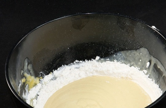1. Этап. Блины обыкновенные: 3. В глубокую мисочку параллельно просейте пару стаканов муки. Вылейте туда яичную смесь. Добавьте соль и соду.