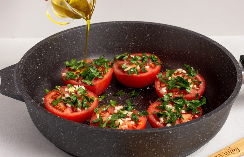 1. Этап. Помидоры по-гречески: Сбрызните каждую половинку оливковым маслом и поставьте на огонь. Когда масло на дне раскалится - накройте крышкой, сделайте средний огонь.