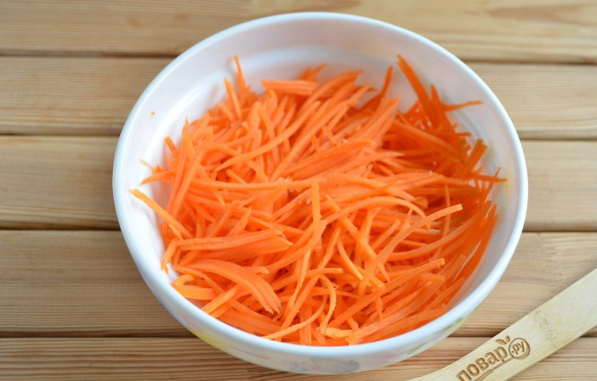1. Этап. Морковь по-корейски (Корейская морковка): Натираем морковь длинной соломкой с помощью специальной терки. Если таковой нет, можно постараться нарезать.