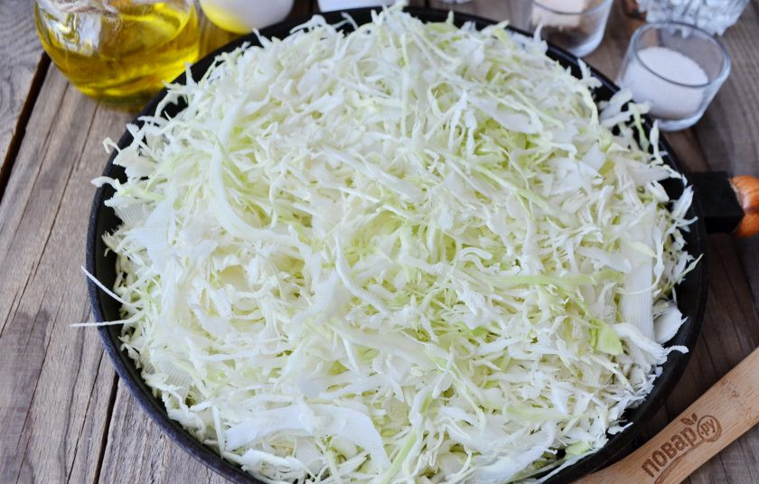 1. Этап. Пирожки с капустой (мастер-класс): Нашинкуйте тонко капусту, добавьте ее к овощам. Перемешайте и жарьте на медленном огне до полной готовности. Добавьте щепотку соли, сахара, молотого перца. Любите с томатом? Тогда положите ложечку томатной пасты.