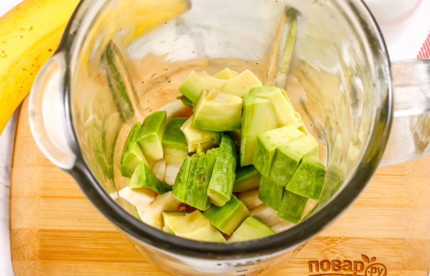1. Этап. Смузи с авокадо и бананом: Половину авокадо очистите от кожуры, удалите косточку. Нарежьте мякоть кубиками и добавьте в чашу блендера.