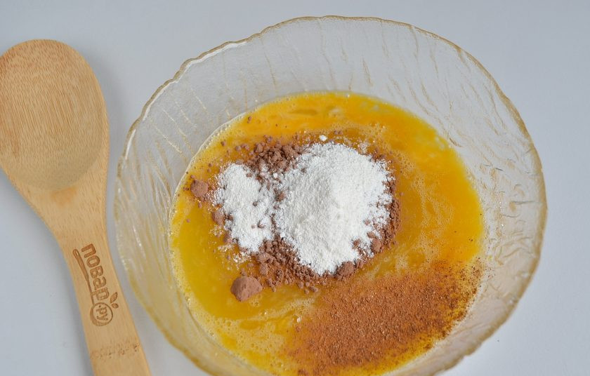 1. Этап. Шоколадная кростата: Добавьте какао, рахрыхлитель, корицу, мускатный орех, растительное масло без запаха.