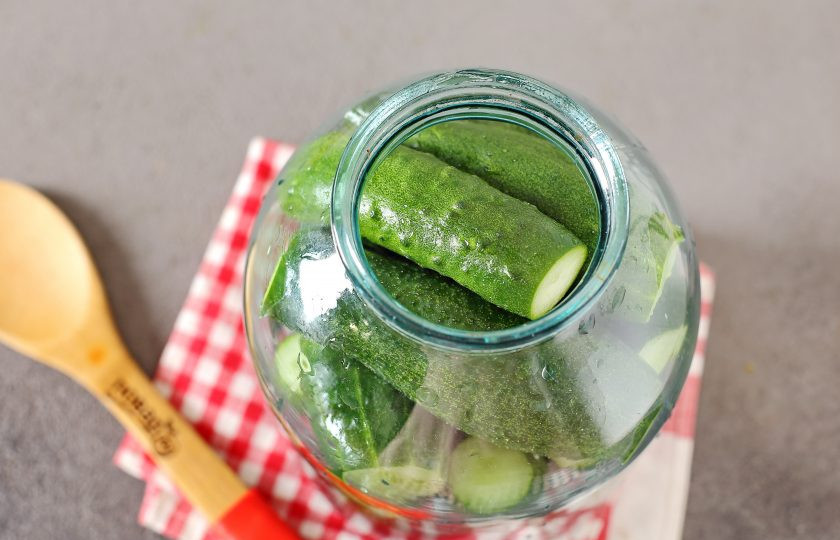 1. Этап. Маринованные огурцы как в СССР: Банки простерилизуйте любым удобным способом и плотно выложите в них огурцы.