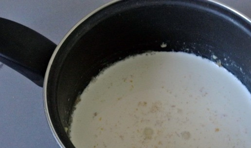 1. Этап. Хот-доги с сырным соусом: Влить сливки.