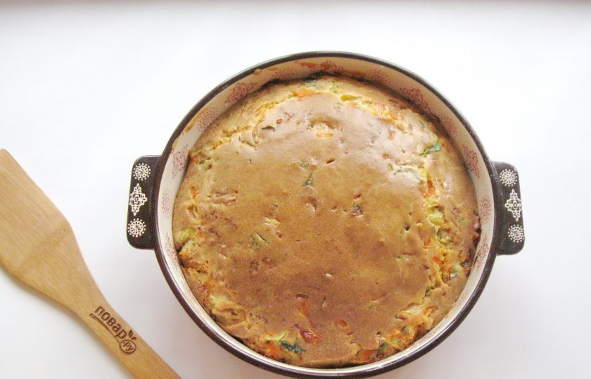 1. Этап. Заливной пирог с индейкой: Выпекайте пирог в духовке заранее разогретой до 175 градусов 25-30 минут.