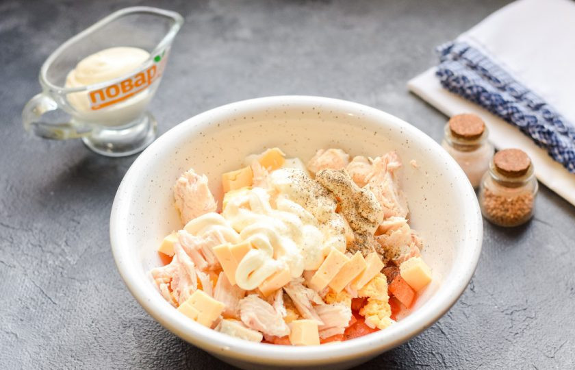 1. Этап. Салат с помидорами и курицей: Заправьте салат майонезом, добавьте соль и перец по вкусу, перемешайте все и подавайте к столу.