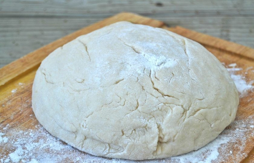 1. Этап. Лепешки с грибами и картошкой: 4. Сформируйте тесто в ком, накройте его пленкой или полотенцем и оставьте на полчаса.