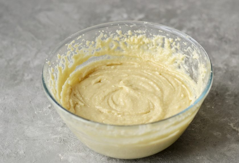 1. Этап. Торт из кокосовой муки: Быстро смешайте соду и воду, вылейте в тесто и перемешайте миксером на низкой скорости. Тесто должно немного увеличиться в объеме.