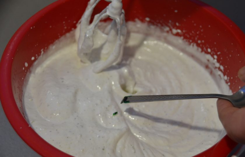 1. Этап. Мятный зефир: Тонкой струйкой вливайте сироп к зефирной массе, взбивайте до пышной консистенции, пока миксер не будет оставлять четкие рельефные следы. При желании можно добавить совсем немного (на кончике ложки) зеленого пищевого красителя.