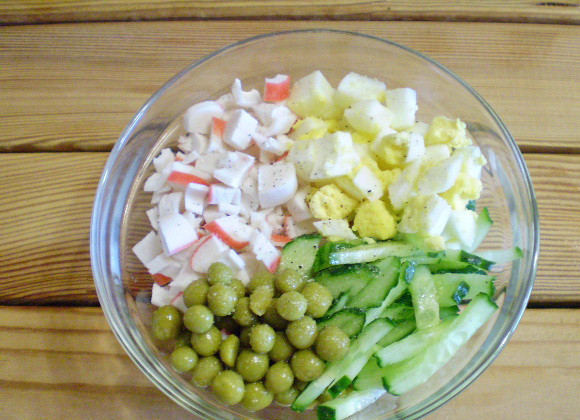 1. Этап. Салат крабовый с огурцом: 6. Складываем в салатник ингредиенты салата.