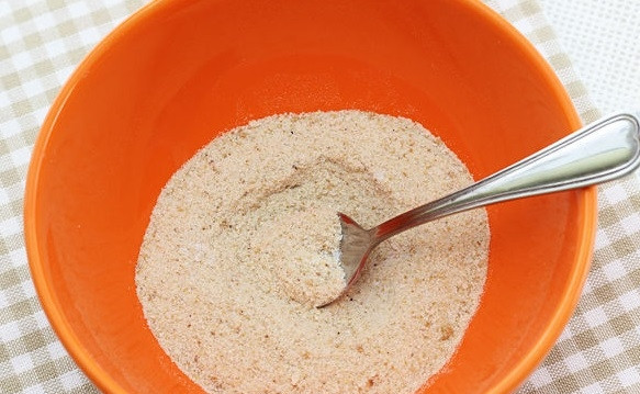 1. Этап. Рыбные наггетсы: 1. Включите духовку нагреваться на 260 градусов. В миске смешайте панировочные сухари и соль.