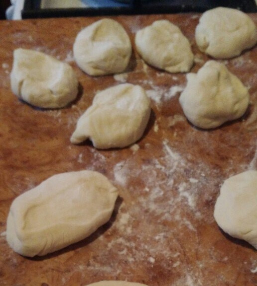 1. Этап. Жареные пирожки (простой рецепт на сыворотке): 5. Разделите тесто на равные части и раскатывайте каждую часть. Тесто на сыворотке получается очень мягким и эластичным, поэтому хорошо раскатывается.