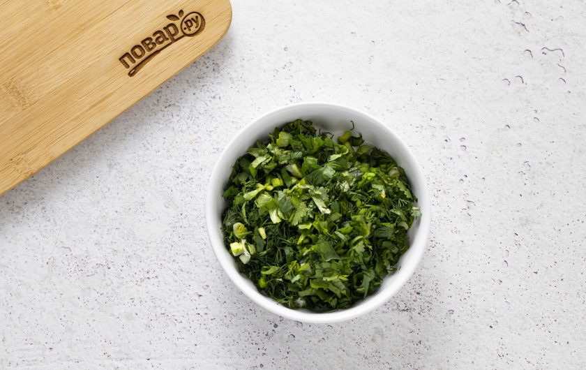 1. Этап. Лепешки с кинзой: Кинзу мелко порубите, немного подсолите.