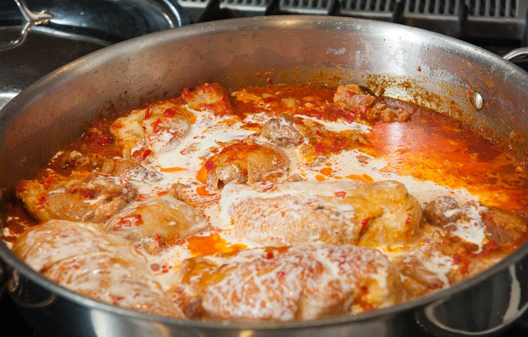 1. Этап. Куриное филе в чесночном соусе: Как только филе будет готово, добавляем к нему сливки, после чего выкладываем сочные кусочки на красивое блюдо.