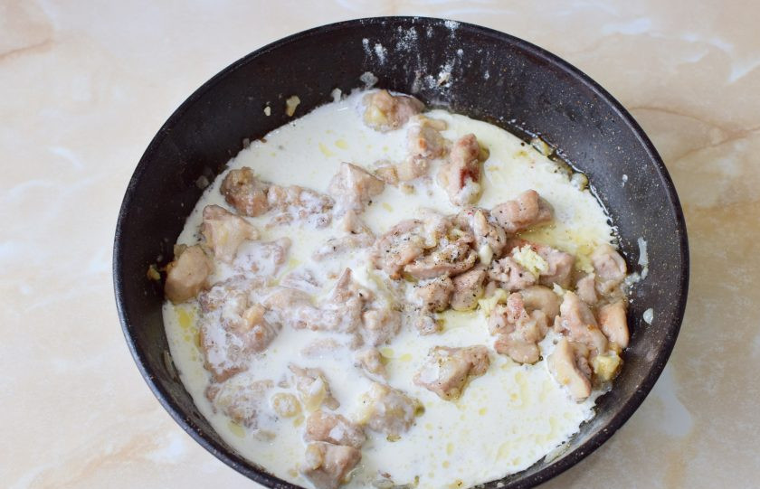 1. Этап. Фрикасе из курицы классическое: Залейте курицу сливками и доведите до кипения.