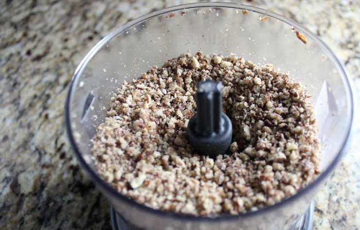 1. Этап. Домашний кекс: 4. Выложите орехи в чашу блендера, измельчите их.