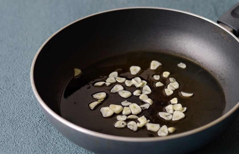 1. Этап. Спагетти с лимоном: Нагрейте в сковороде масло, добавьте чеснок, нарезанный пластинами. Жарьте чеснок на средне-низком огне до прозрачности.