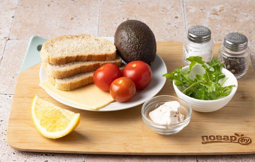 1. Этап. Бутерброды с авокадо, сыром и помидором: Подготовьте все ингредиенты.