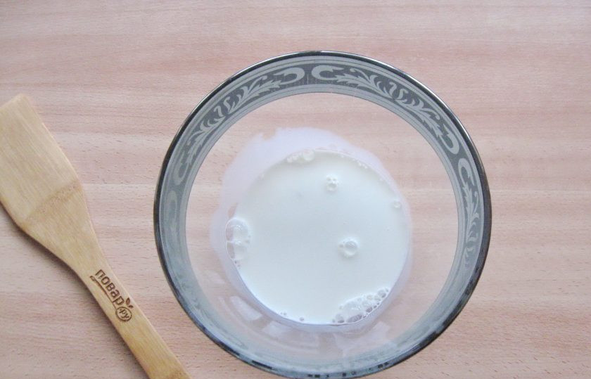 1. Этап. Сливочный хлеб: Влейте теплые сливки.