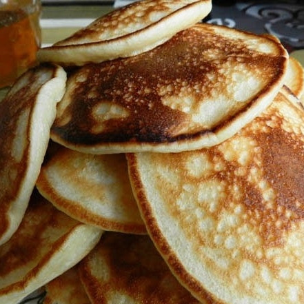 1. Этап. Оладьи на ряженке: Получаются вот такие красивые, золотистые оладьи.