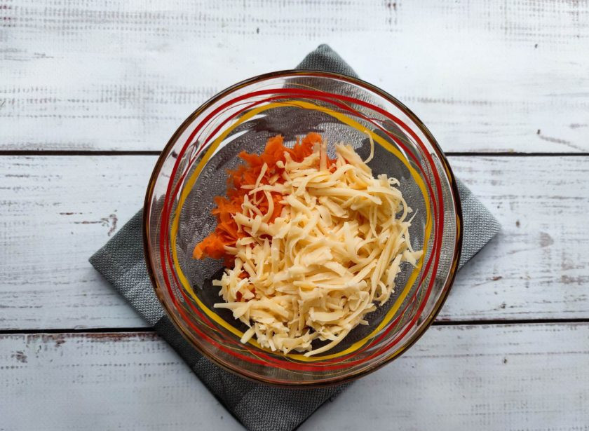 1. Этап. Салат Калейдоскоп с крабовыми палочками: Сыр натрите на средней терке и добавьте к моркови.