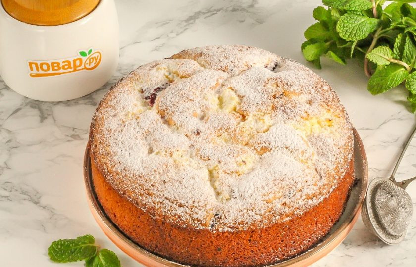 1. Этап. Шарлотка с творогом и вишней: Присыпьте сахарной пудрой. Пудрой нужно присыпать только остывшую выпечку, иначе она размокает на ее поверхности.