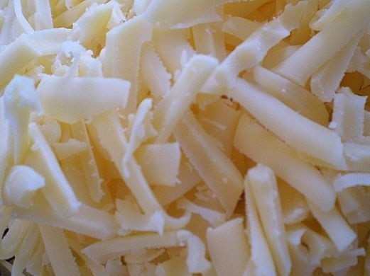 1. Этап. Тефтели, запеченные в духовке в сметанном соусе: 11. Через полчасика достаньте форму, посыпьте тертым сыром сверху и отправьте обратно в духовку еще минут на 10-15.