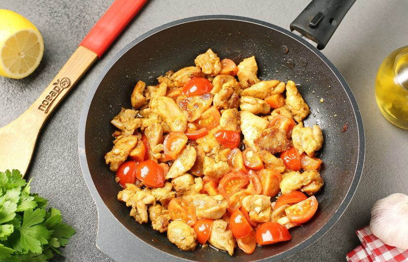 1. Этап. Спагетти с курицей и помидорами черри: Обжарьте курицу с овощами пару минут.